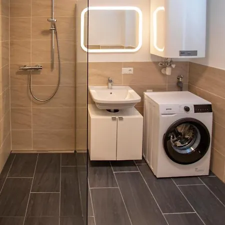 East Side I Free Street Parking شقة